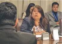  ?? / GENTILEZA ?? La presidenta (S) de la comisión especial, Claudia Mix, escucha el testimonio de un funcionari­o de la PDI