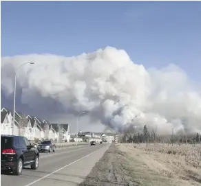  ?? ROBERT MURRAY/FILE ?? Smoke from the south side of the Athabasca was clearly visible from homes along Real Martin Drive on May 1, 2016.