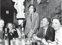  ?? ARTHUR WALKER/CHICAGO TRIBUNE ?? Gov. Dan Walker, left, dines on saganaki in Chicago’s Greektown with Diana’s restaurant owner Petros Kogiones on March 14, 1976.