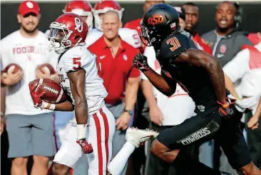  ?? [PHOTO BY BRYAN TERRY, THE OKLAHOMAN] ?? Oklahoma wide receiver Marquise Brown makes the most of his blazing speed despite being listed at just 162 pounds.