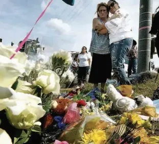 ?? Reprodução ?? Flores são colocadas em frente a igreja do interior do Texas, onde domingo um atirador matou 26 pessoas; ele conseguiu comprar armas livremente