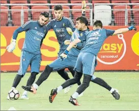  ??  ?? Gero Rulli durante un entrenamie­nto con su selección