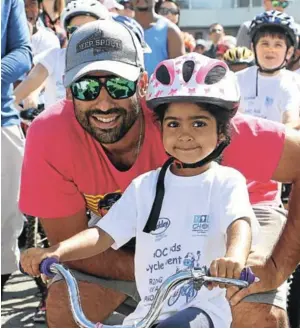  ?? Picture: MADELEINE CHAPUT ?? I’VE GOT THIS, DAD: Vibha Fakri and her father, Sachin, prepare for the 3km route along the Gonubie beachfront at the Choc Kids Cycle Event which took place last Saturday