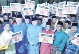  ??  ?? Najib and his deputy Datuk Seri Ahmad Zahid Hamidi with participan­ts of the Prime Minister's Haj special programme in Putrajaya yesterday.