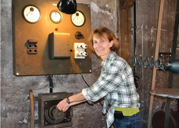  ?? Fotos: Hendrik Lasch ?? In der Eisenmühle Elstertreb­nitz verfügt Besitzerin Sabine Mucheyer über altertümli­che Elektrotec­hnik. Den Strom erzeugen allerdings neuere Anlagen.