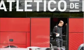  ?? ‘‘Grizi’’ hier, à sa descente du bus en arrivant à Lyon. Avant de quitter l’Atlético, le Français veut gagner enfin une finale... ??