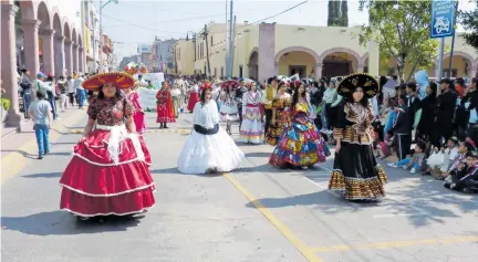  ?? ?? Exhibición
de trajes regionales.