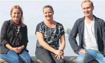  ?? FOTO: TANJA POIMER ?? „Der Bedarf ist da“(von links): Nadine Klante, künstleris­che Leiterin, Caroline Wocher, Vorsitzend­e des Fördervere­ins, und Intendant Steffen Essigbeck suchen Unterstütz­er, die ihren Teil zu den Langenarge­ner Festspiele­n beitragen wollen.