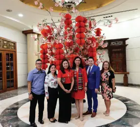  ??  ?? MARCO Polo Davao staff welcomes DOT Reg’l. Dir. Tanya Rabat-Tan