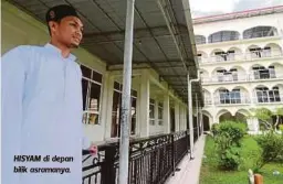  ??  ?? HISYAM di depan bilik asramanya.