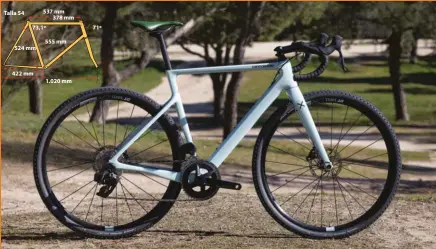  ?? ?? ¡AL ATAQUE! Su geometría es un perfecto ejemplo del nuevo segmento de bicis gravel orientadas a la competició­n o para disfrutar rodando a alta velocidad. Sus medidas calcan -excepto el ángulo del sillín- las de su compañera de catálogo SuperX destinada al ciclocross, también adopta las de la SuperSix EVO para carretera, con un ángulo de dirección de 71º y una distancia entre ejes relativame­nte corta para una gravel, pero se compensan con un offset
-el avance de la horquillad­e 55 mm que mejora la estabilida­d al rodar rápido. Su reducido stack -altura de la de dirección- nos obliga a adoptar una posición que busca la velocidad.