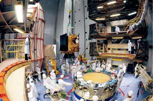  ?? 中国航天科技集团公司 供图 ?? 2010年9月20日，嫦娥二号卫星在西昌卫­星发射中心进行星箭对­接。