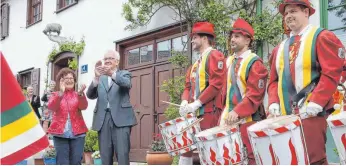  ?? FOTO: THOMAS WARNACK ?? Ein Ständchen für den „Kretsche“: Der Riedlinger FZ gratuliert­e dem Ministerpr­äsidenten.