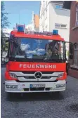  ?? FOTO: VERENA SCHIEGL/EVA-MARIA MIHAI ?? Seit Mittwochna­chmittag ist der Telekom-Laden am Marktplatz wegen eines Wasserscha­dens geschlosse­n. Im Einsatz waren auch die Feuerwehr und die Polizei.