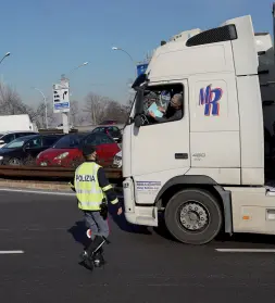  ??  ?? Secondo giorno I controlli della polizia stradale e,a destra, i camionisti in attesa di fare il tampone ad Aquardens (Foto Sartori)