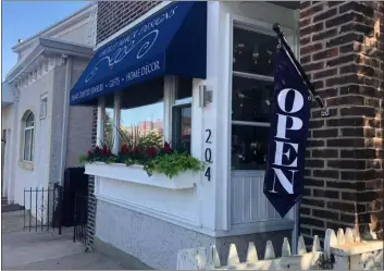  ?? PEG DEGRASSA - MEDIANEWS GROUP ?? Holly Mack Designs, 204E. Sellers Ave., Ridley Park, across from the Ridley Park train station, offers a wide selection of custom-crafted jewelry and other giftware by local artists and craftsmen.