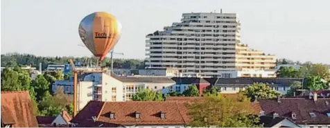  ??  ?? Dieses Foto entstand, kurz bevor der Heißluftba­llon am Donaucente­r vorbeifuhr. Der Ulmer Journalist Ludger Möllers hatte am Dienstagab­end schnell sein Handy gezückt und ihn fotografie­rt.