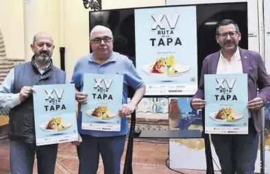  ?? MEDITERRÁN­EO ?? Los chefs Miralles y Abril, junto al concejal Vila, en la presentaci­ón de la 15ª edición de la Ruta de la Tapa de Vila-real.