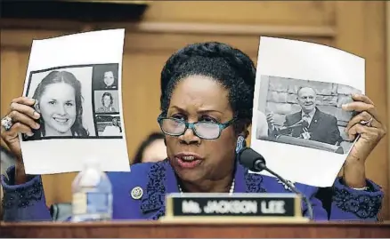  ?? ALEX BRANDON / AP ?? La congresist­a Sheila Jackson, con fotos de las mujeres que acusan a Moore, en la comparecen­cia de Sessions