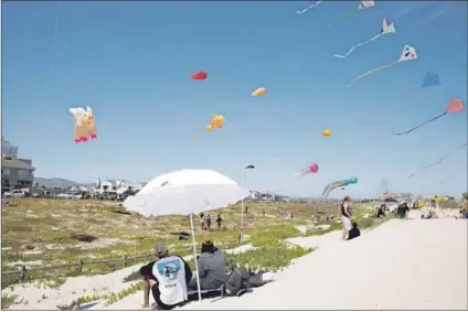  ?? Photo: Gallo Images/er Lombard ?? Promoting wellbeing: The Annual One Sky One World Internatio­nal Kite Fly is held in October for mental health awareness month. In South Africa it was held at Dolphin Beach, Cape Town, on October 10 this year to also promote peace and understand­ing between all people.