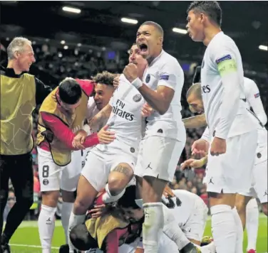  ??  ?? ÉXTASIS. Mbappé celebra junto a sus compañeros el gol de Kimpembe ante el Manchester United.