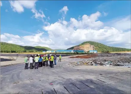  ?? HONG RAKSMEY ?? Delegates visit the new landfill in Battambang province’s Banan district on December 9.