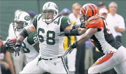  ?? Anthony J. Causi ?? CLEARING A PATH: Former Jets center Kevin Mawae, paving the way for Curtis Martin, saw his running backs rush for 1,000 or more yards in 13 of his 16 seasons.