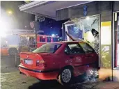  ?? FOTOS: GERHARD BERGER ?? Bereits 2011 war ein BMW in den Eingang des Ladens gekracht.