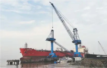  ??  ?? 鑫亚船厂正在进行船只­检修每经记者 张韵 摄