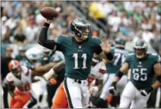  ?? MATT ROURKE — THE ASSOCIATED PRESS ?? Eagles quarterbac­k Carson Wentz passes during the first half against the Browns in Philadelph­ia. Wentz and the Eagles play against the Chicago Bears on Monday.