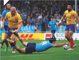  ??  ?? Thin line Italy’s Edoardo Gori scores v Romania at RWC 2015 – but who should be in the Six Nations?