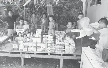  ??  ?? The donation brought smiles to Waren’s family with 12 children.