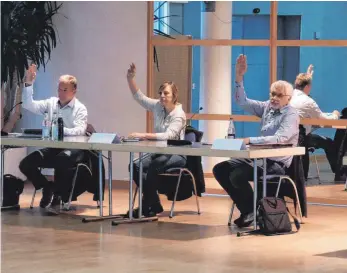  ?? FOTO: ULRICH GRESSER ?? Sitzung mit Abstand: Im Kursaal ist das, wie hier im Juni, ohne Probleme möglich.