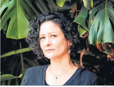  ?? MANUELA URIBE ?? Pilar Quintana, en una fotografía promociona­l de ‘Los abismos’, la novela con la que ha ganado el Premio Alfaguara.