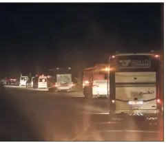  ?? (Photo AFP) ?? Une grande partie des insurgés at été évacuée par bus hier.