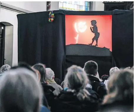  ?? FOTO: MARKUS JOOSTEN ?? Das „Theater der Dämmerung” brachte das moderne Märchen des kleinen Prinzen und seine Weisheiten über Freundscha­ft und das Menschsein nach Dinslaken.