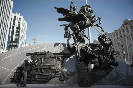  ?? Alexander Zemlianich­enko Jr - 23.set.2017/AP ?? Monumento em homenagem a Kalashniko­v ainda ostentando a arma alemã colocada por engano (embaixo, à direita)