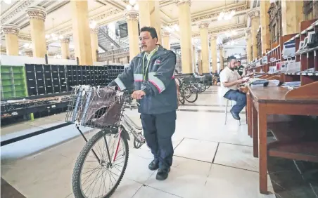  ??  ?? Antonio Villalobos llega a las ocho de la mañana al Palacio Postal, en el Centro Histórico de la Ciudad de México, para alistar la correspond­encia.