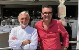  ?? (Photo PH. D.) ?? Frédéric Bernou et Pascal Massa à la « Fourmigue », devant les célèbres bonbons de Jenk.