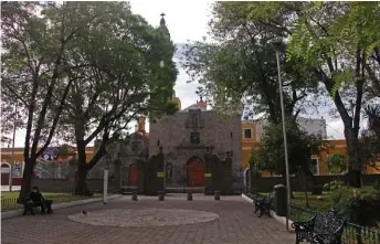  ?? MELANIE TORRRES ?? El templo del Barrio de San Antonio se llena de color y algarabía cuando se celebra al santo patrono.