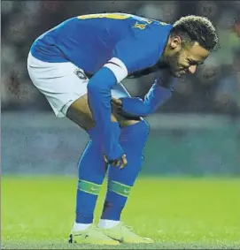  ?? FOTO: AP ?? Neymar, tras lesionarse en el amistoso de Brasil ante Camerún el pasado martes