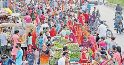  ?? Picture: REUTERS/Amit Dave ?? People shop at a crowded roadside vegetable market after authoritie­s eased coronaviru­s restrictio­ns, after a drop in COVID-19 cases in Ahmedabad, India on Tuesday last week.