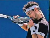  ?? FOTO: DPA ?? Wie schmeckt eigentlich ein Schläger? Fabio Fognini probiert es bei seiner Erstrunden­niederlage bei den US Open aus.