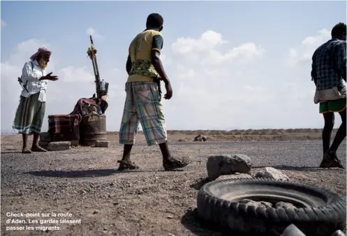  ??  ?? Check-point sur la route d’Aden. Les gardes laissent passer les migrants.