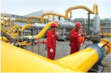  ?? Reuters/File ?? Employees work at a shale gas field of Sinopec in Fuling, China.