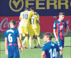  ?? FOTO: EFE ?? Iborra, Alcácer y Gerard Moreno se abrazan después de uno de los goles del Villarreal