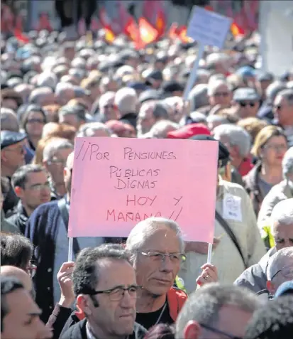  ?? JOSÉ CUÉLLAR ?? Manifestac­ión en defensa de unas pensiones dignas, ayer en Valencia.