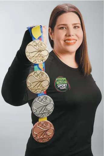  ??  ?? Alejandra Zavala, con las medallas conseguida­s