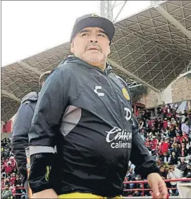  ??  ?? Maradona, fuera de peligro Se le dio el alta pero tendrá que ser intervenid­o