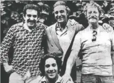  ??  ?? Gabriel García Márquez con Pepe Dominguín, y los célebres Alejandro Obregón y Álvaro Cepeda Samudio, integrante­s del grupo de La Cueva de Barranquil­la.